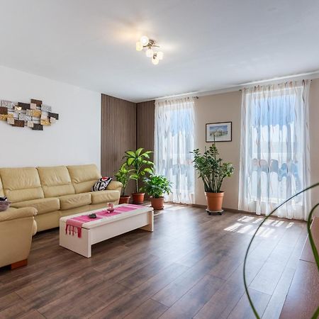 Apartman Laura Cres Esterno foto